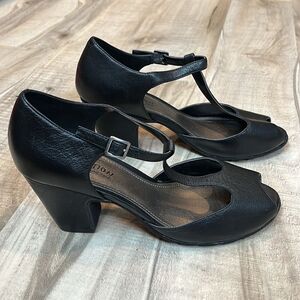 Kenneth Cole Bell peep toe t-strap black leather heels size 9.5